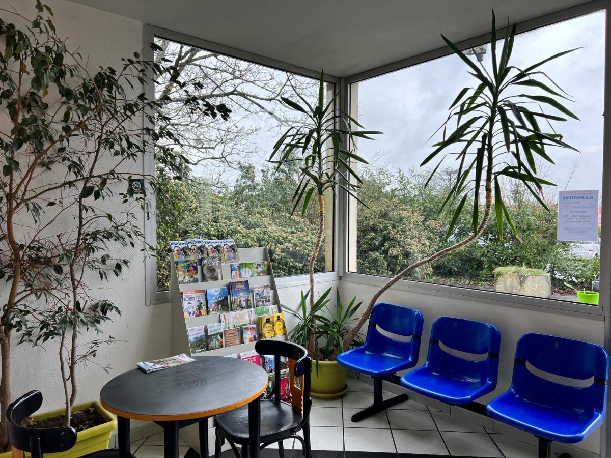 Auberge De Jeunesse Hi Поатие Екстериор снимка