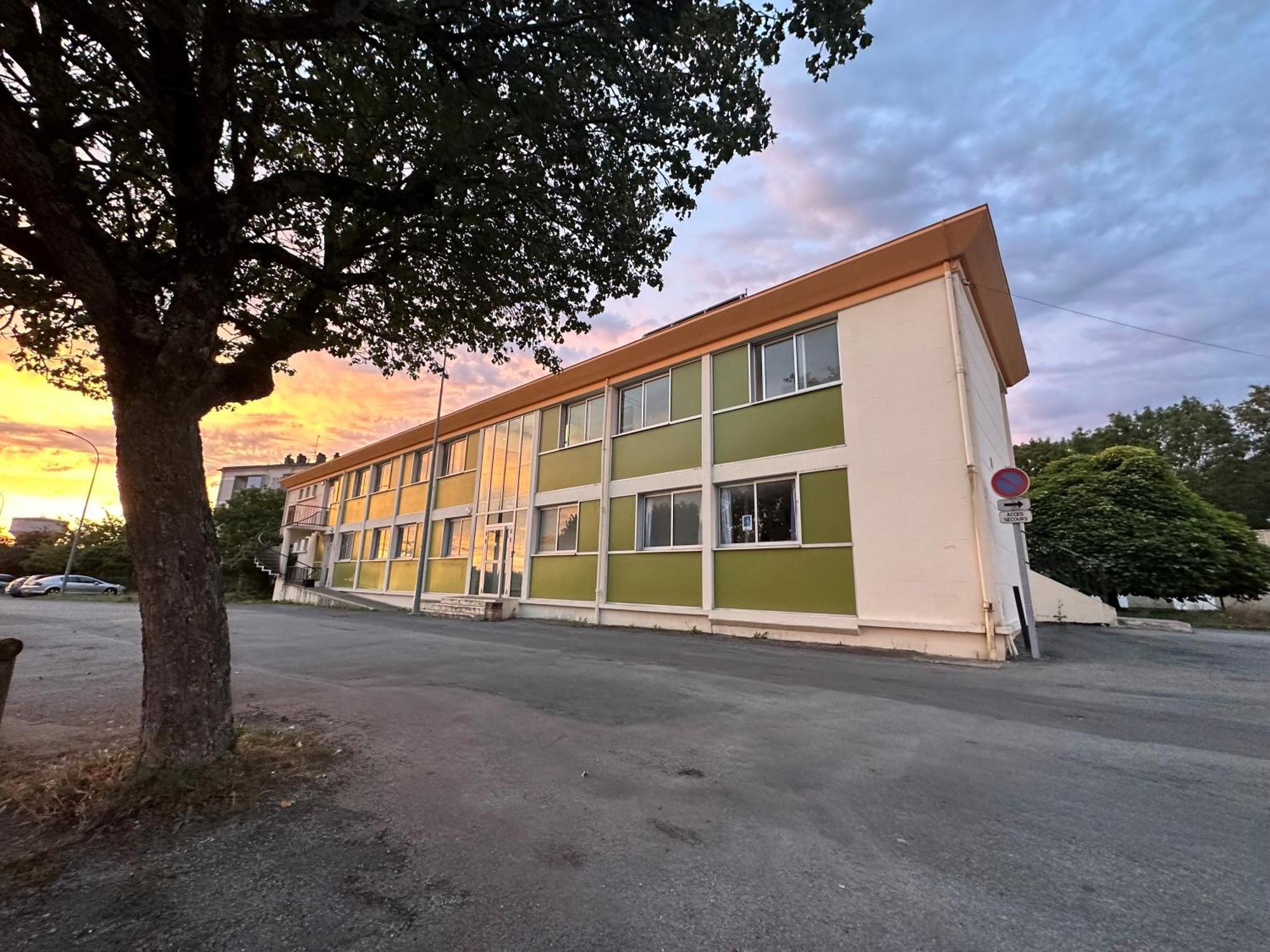 Auberge De Jeunesse Hi Поатие Екстериор снимка